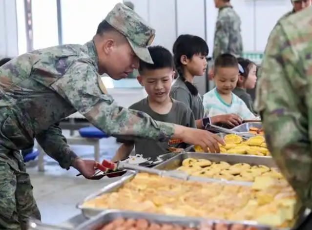 孩子们走进兵营沉溺式体会军旅日子淬炼钢铁毅力 孩子们走进兵营沉溺式体会军旅日子淬炼钢铁毅力