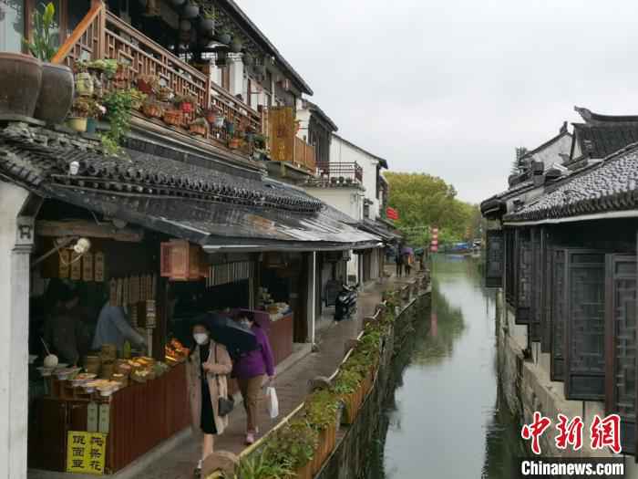 楼下餐饮,楼上住宿的水乡民宿开业迎客。 黄莹 摄 800游人走进水墨周庄感受烟雨江南